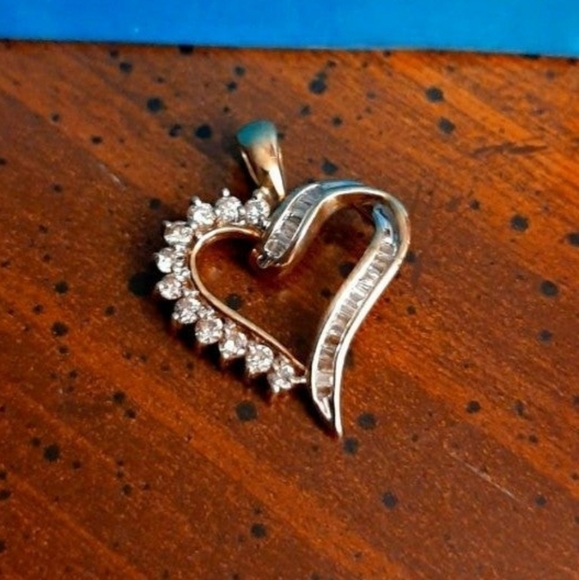 10kt Gold Diamonds Heart Pendant - Picture 3 of 6